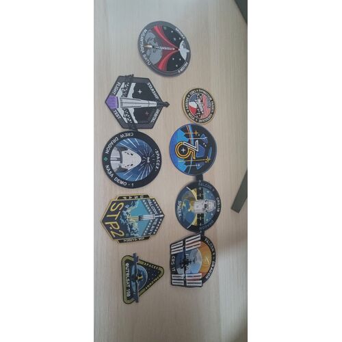 Je vends : 8 Patchs SpaceX et 1 NASA, un câble de recharge téléphone, un support pour téléphone, une coque de téléphone conpactible Samsung Galaxy S21. Et pour terminer, le DVD Raid dingue.