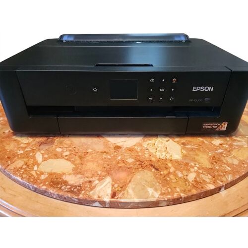 Imprimante HP Expression 15000 en excellent état. Impression grand format de qualité, propre et soignée. Idéale pour photos et documents. Fonctionne parfaitement.