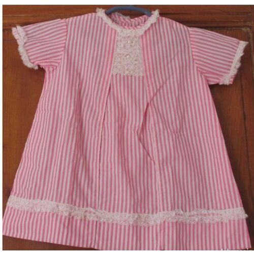 Ancienne Robe D'Enfant-Modèle Unique-Rose Et Blanche-Fermeture Dos Par Pressions Et Agrafe-3 Boutons Perles Blancs Sur Un Jabot De Dentelle-Garniture Dentelle-Pouvant Convenir Pour Habiller Une Poupée