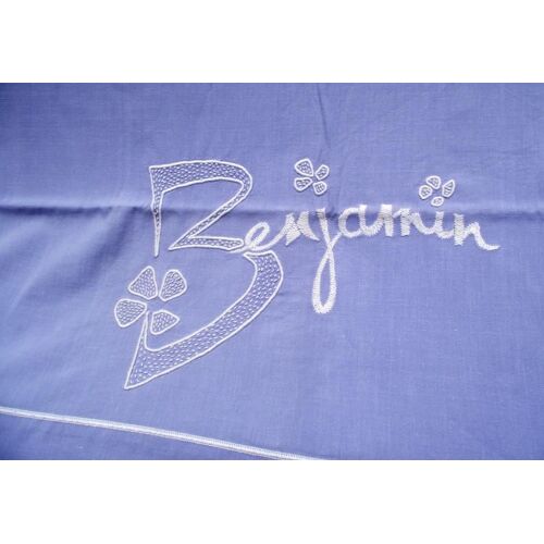 Drap Coton Bleu Ciel Lit Bébé Brodé Main Prénom Benjamin . Dimensions Longueur 170 Cm Largeur 115 Cm