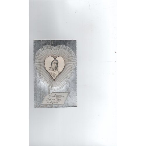Souvenir De Communion, Année 30 - Carte Postale Photo Communiante Avec Coeur En Tissu.