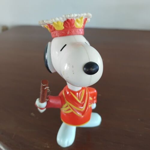 Snoopy Portant Une Couronne Jaune Et Rouge Mc Do 1999