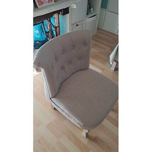 Petit fauteuil marquis en tissu, coloris gris beige, propre, aucune tâche aucun trou. Hauteur 73 cm, largeur 56 cm, profondeur 63 cm. Pieds du fauteuil en pin, parfait pour les petits espaces