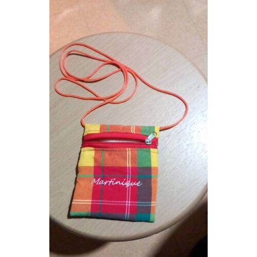 Petite pochette zippée unique à cordon Martinique en tissu imprimé écossais.,intérieur mousse, Martinique brodé sur l'avant, cordon orange, hauteur 12,5 cm, largeur 10,5 cm, longueur cordon 54 cm.
