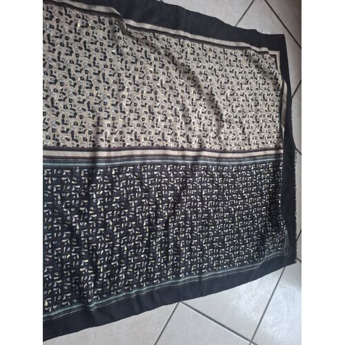 Foulard A Motifs