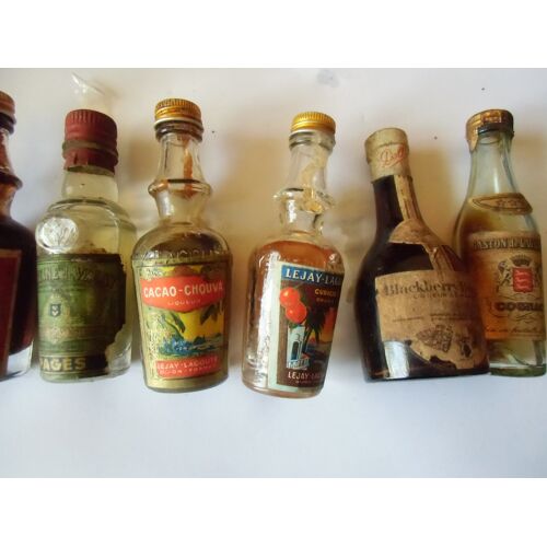 Lot  38 Mignonnettes Alcools Anciens Digestifs  Apéritifs   Poids 5 Kg 