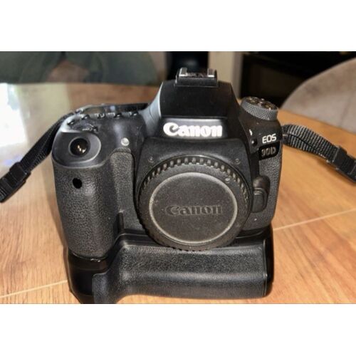 Vends deux Canon 90D chacun avec grip deux batteries , boites d’origine , achetés à la Fnac en 2019. État très bon.