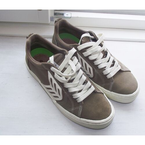 Paire De Baskets Cariuma Neuves. Un Modèle Confortable Et Tendance, Parfait Pour Le Quotidien. - Type De Produit : Baskets - Univers : Homme - Pointure : 41,5 - Couleur : Beige Et Blanc - 41-42