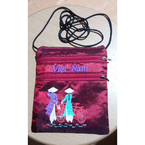 Pochette à cordon 3 poches zippées VIET NAM,coloris bordeaux, intérieur orange fluo, broderies VIET NAM et Vietnamiennes poussant un vélo coloris multicolore , cordon noir, larg 14 cm, long 16,5 cm.