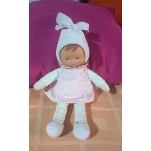 Doudou poupon Corolle, corps tissu, visage caoutchouc, coloris rose et blanc habillé petite robe et bonnet de nuit, contient des fibres polyester, hauteur 27 cm, largeur 19 cm,épaisseur 6 cm.