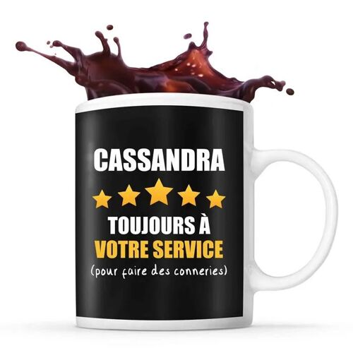Mug Prénom Cassandra À Votre Service Pour Faire Des Conneries | Tasse Prénom Humour Idéal Pour Cadeau Original Et Drôle