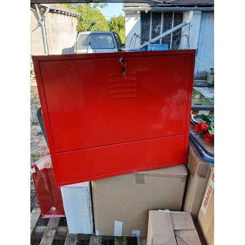 Bureau. Murale, métallique rouge