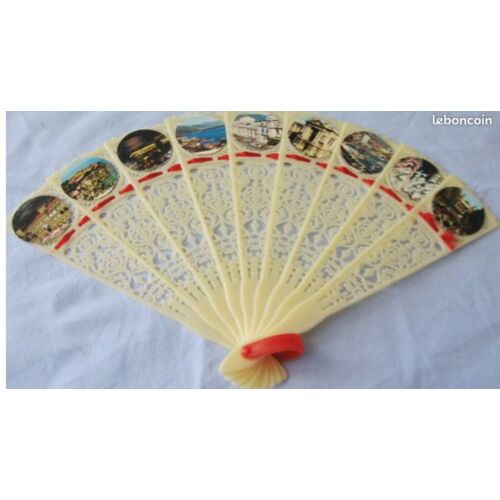 Eventail Folklorique Vintage De Monaco-Armature Plastique Beige Assortie D'Un Ruban Rouge-9 Photos Collées Diamètre 3cm-Hauteur Fermé Environ 17cm-Largeur Déployé Environ 26cm-Acheté Il Y A + De 50ans