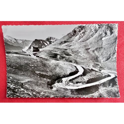 Ancienne Carte Postale Le Col De L Iseran (2770m). La Plus Haute Route D'Europe. En Montant De Val D Isère. Collection Du Chalet Hotel De L Iseran Pierre Rond, Propriétaire. Signé Lansol.Non Ecrite.