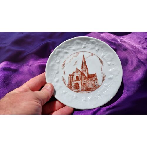 Marle 02250 Cendrier décoratif Eglise Notre Dame 15 cm 204 grammes Fond blanc Motif marron