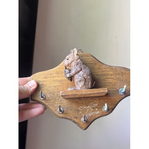 Accroche torchon écureuil en bois 