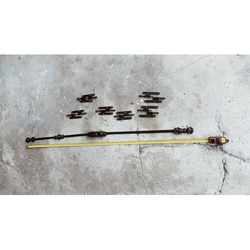 Crémone de fenêtre métalliques fonctionnelle + Paumelles de fixation