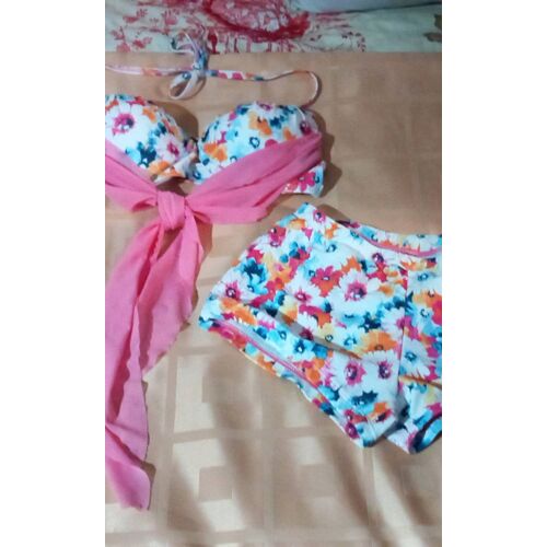 Maillot De Bain 2 Pièces Imprimé Floral Multicolore, Taille 1,Bas Aspect Short, Haut À Nouer Au Cou, Une Bande Fermée Dans Le Dos À Enfiler, Fantaisie Tissu Mousseline Rose À Nouer Sur Les Seins.