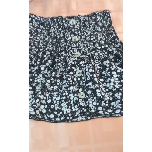 Jupe Courte Froncée Shein, Taille Xs, Coloris Imprimé Fleurs Blanches Sur Fond Noir, Fantaisie 5 Boutons Cousus Sur L'Avant, Taille Élastique,100% Rayon ( Viscose ), Longueur 35 Cm.