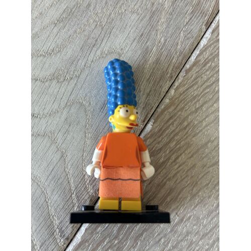 Lego Marge Simpson en robe orange 