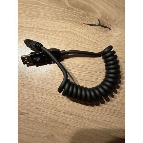 Un câble adaptateur USB avec USB type Micro USB pour Audi