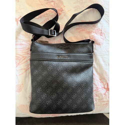 Une sacoche noire en bandoulière Guess