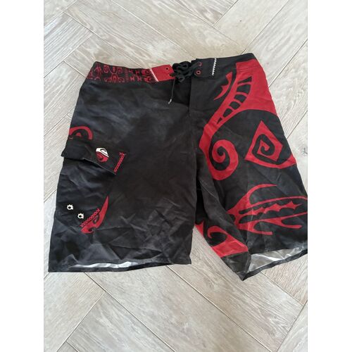 Short Quicksilver Rouge Et Noir. Taille Moyenne 