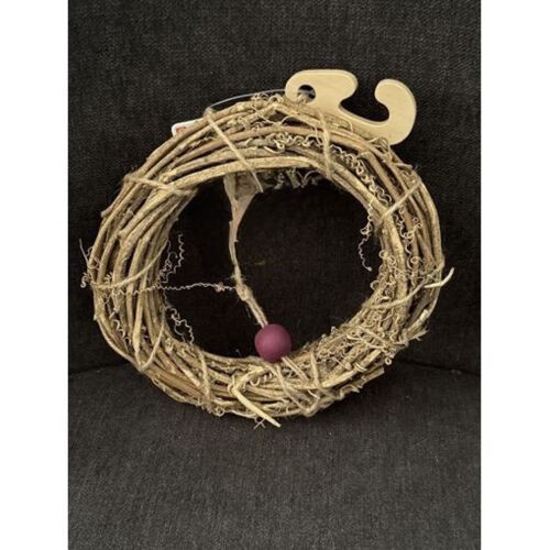 Couronne En Fibres Végétales Naturelles Conçue Pour Que Les Petits Animaux Puissent La Ronger, S'Y Percher Ou Jouer Avec La Petite Boule Suspendue Au Centre.