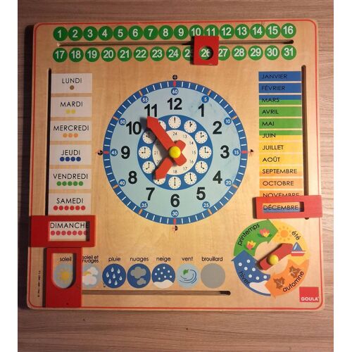 horloge-calendrier pédagogique en bois de la marque Goula