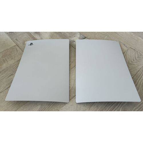 Façades officielles PlayStation PS5 blanches et son carton officiel (façades bleues).