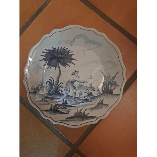 Assiette décorative d’un enfant jouant avec une abeille - Faïence de Nevers