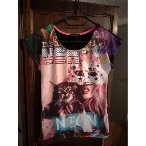 Tee Shirt Avec Un Fille Et Un Chat Dessus
