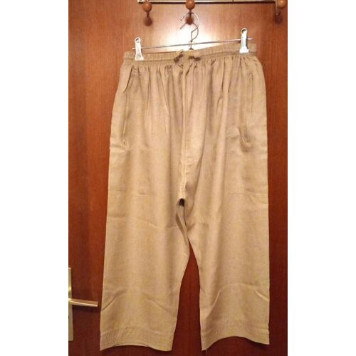 Pantacourt Taille Élastique Alfursan, Taille 48 ,Coloris Beige, 2 Poches En Biais Zippées, Cordon De Serrage À La Taille, Tour De Hanches 140 Cm, Entrejambes 50 Cm, 50% Polyester/50% Viscose.
