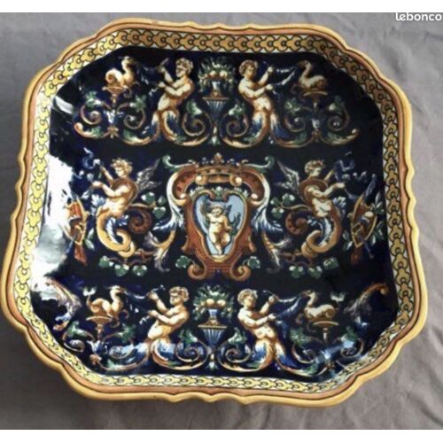 Vends Coupe à Fruits Gien décor Motif Renaissance parfait état. Signé Gien France.Peut-être accrochée pour décoration.Très bel objet, envoi soigné