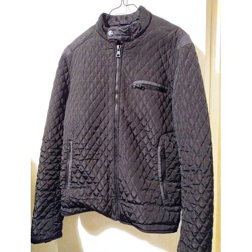 Veste Noir Matelasser Légère Avec De Multiples Poches Zippés En Bon État.